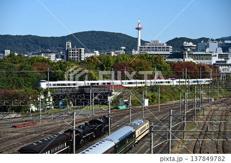 山陰本線(嵯峨野線)京都駅を出発する 特急電車 山陰本線(嵯峨野線)京都駅を出発する 特急電車 137849782