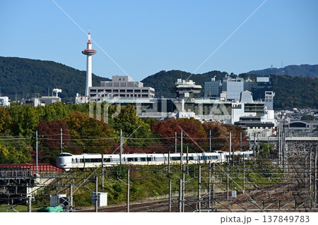 山陰本線(嵯峨野線)京都駅を出発する 特急電車 山陰本線(嵯峨野線)京都駅を出発する 特急電車 137849783