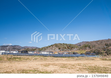 奥琵琶湖の田園風景 ソーラーパネル 滋賀県長浜市西浅井町 奥琵琶湖の田園風景 ソーラーパネル 滋賀県長浜市西浅井町 137849840