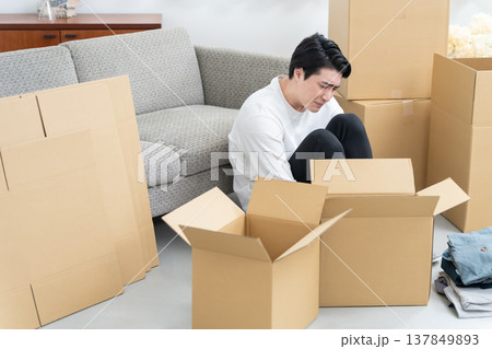 引越しの荷造りが終わらない男性（段ボール・片付け・整理） 137849893