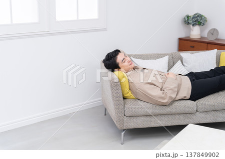 ソファーで寝る男性 ソファーで寝る男性 137849902