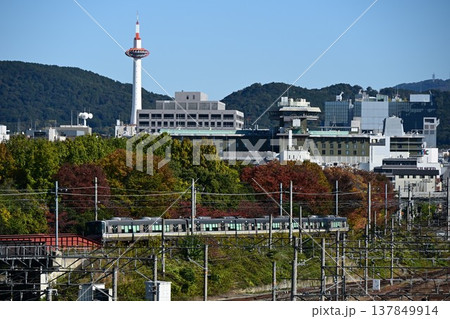 山陰本線（嵯峨野線）京都駅を出発する 　普通電車 137849914