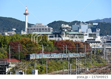 山陰本線(嵯峨野線)京都駅を出発する 普通電車 山陰本線(嵯峨野線)京都駅を出発する 普通電車 137849915