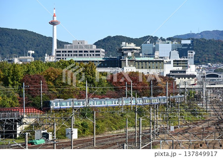山陰本線(嵯峨野線)京都駅を出発する 普通電車 山陰本線(嵯峨野線)京都駅を出発する 普通電車 137849917