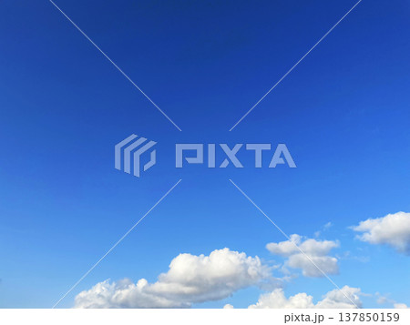 青空の空間の下に浮かぶ雲の横長の背景画像 137850159