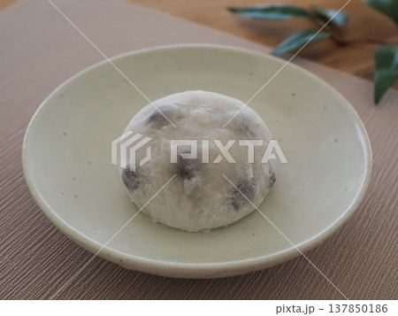 白い皿に乗った豆大福 白い皿に乗った豆大福 137850186