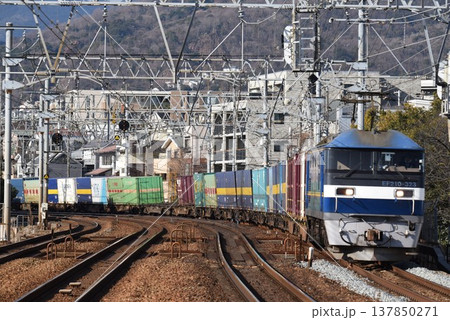 さくら夙川駅を通過する　上り　長大編成貨物列車 137850271