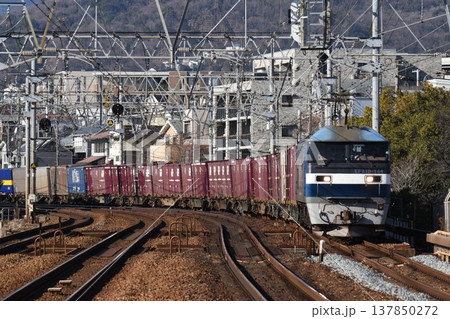 さくら夙川駅を通過する　上り　長大編成貨物列車 137850272