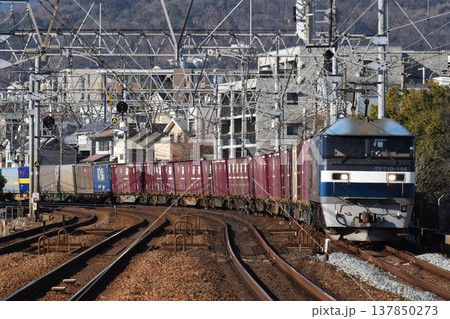 さくら夙川駅を通過する 上り 長大編成貨物列車 さくら夙川駅を通過する 上り 長大編成貨物列車 137850273