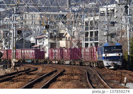 さくら夙川駅を通過する　上り　長大編成貨物列車 137850274