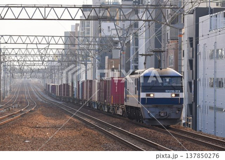 さくら夙川駅を通過する　下り　長大編成貨物列車 137850276
