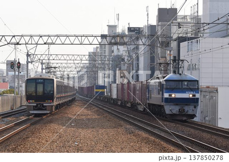 さくら夙川駅を通過する 下り 長大編成貨物列車 さくら夙川駅を通過する 下り 長大編成貨物列車 137850278