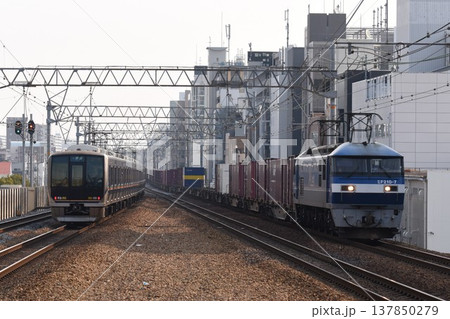 さくら夙川駅を通過する　下り　長大編成貨物列車 137850279