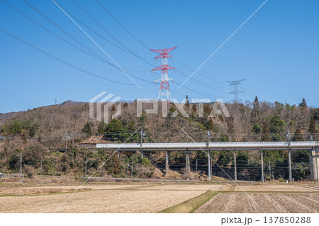 奥琵琶湖西浅井町の田園風景 山頂の送電線鉄塔 JR湖西線 滋賀県長浜市 奥琵琶湖西浅井町の田園風景 山頂の送電線鉄塔 JR湖西線 滋賀県長浜市 137850288