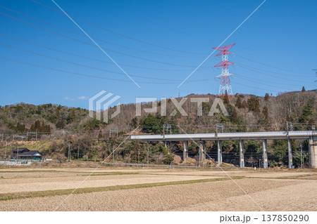 奥琵琶湖西浅井町の田園風景 山頂の送電線鉄塔 JR湖西線 滋賀県長浜市 奥琵琶湖西浅井町の田園風景 山頂の送電線鉄塔 JR湖西線 滋賀県長浜市 137850290