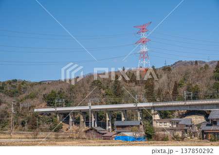 奥琵琶湖西浅井町の田園風景 山頂の送電線鉄塔 JR湖西線 滋賀県長浜市 奥琵琶湖西浅井町の田園風景 山頂の送電線鉄塔 JR湖西線 滋賀県長浜市 137850292