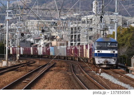 さくら夙川駅を通過する 上り 長大編成貨物列車 さくら夙川駅を通過する 上り 長大編成貨物列車 137850565