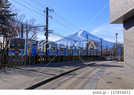 富士吉田の月江寺付近を走る複数の列車 137850631
