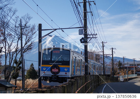 富士吉田の月江寺付近を走る複数の列車 137850636