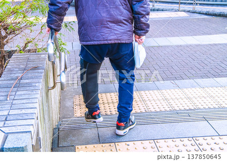 日本の横浜都市景観ギブス（サポーター）の高齢男性…階段を下りるのもひと苦労…＝横浜市内（新横浜駅前） 137850645