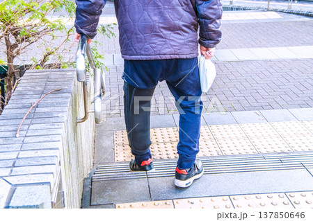 日本の横浜都市景観ギブス(サポーター)の高齢男性…階段を下りるのもひと苦労…=横浜市内(新横浜駅前) 日本の横浜都市景観ギブス(サポーター)の高齢男性…階段を下りるのもひと苦労…=横浜市内(新横浜駅前) 137850646