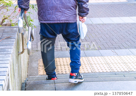 日本の横浜都市景観ギブス(サポーター)の高齢男性…階段を下りるのもひと苦労…=横浜市内(新横浜駅前) 日本の横浜都市景観ギブス(サポーター)の高齢男性…階段を下りるのもひと苦労…=横浜市内(新横浜駅前) 137850647