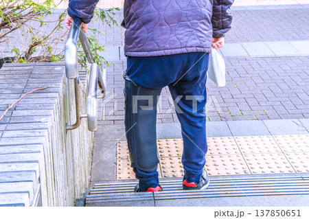 日本の横浜都市景観ギブス(サポーター)の高齢男性…階段を下りるのもひと苦労…=横浜市内(新横浜駅前) 日本の横浜都市景観ギブス(サポーター)の高齢男性…階段を下りるのもひと苦労…=横浜市内(新横浜駅前) 137850651