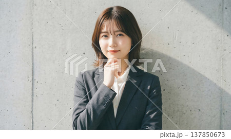 コンクリート背景笑顔の日本人女性のナチュラルポートレート 137850673