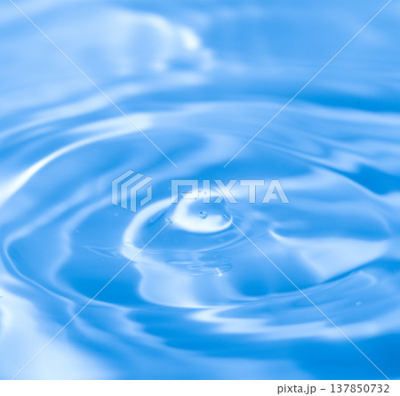 綺麗な水面の波紋 137850732