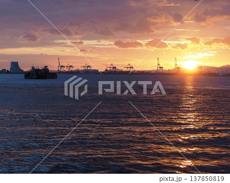 夕方黄金色に輝く海 137850819