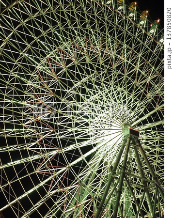 観覧車のある夜景 137850820