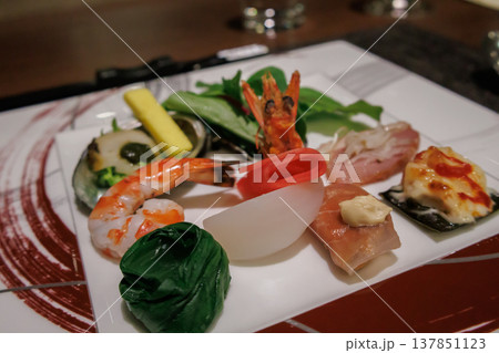 旅先のホテルのレストランで食べる美味しいディナー 旅先のホテルのレストランで食べる美味しいディナー 137851123