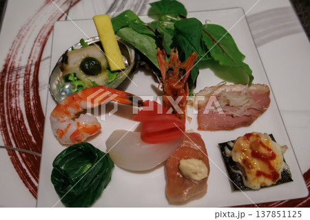 旅先のホテルのレストランで食べる美味しいディナー 137851125