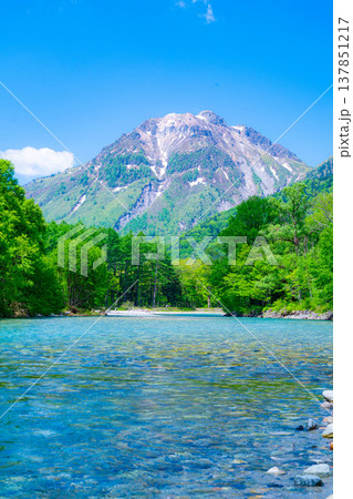 【絶景】初夏の上高地・新緑の梓川と焼岳【長野県】 【絶景】初夏の上高地・新緑の梓川と焼岳【長野県】 137851217