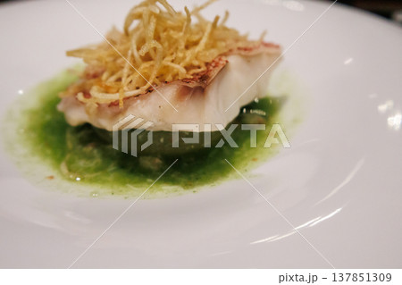 旅先のホテルレストランでいただく美味しいディナー 旅先のホテルレストランでいただく美味しいディナー 137851309