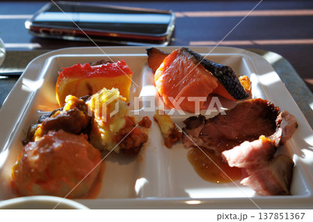 旅先のホテルのレストランで食べる美味しい朝食バイキング 旅先のホテルのレストランで食べる美味しい朝食バイキング 137851367