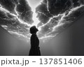 内側から光が差し込む再生のシルエット 自己変革と癒しのコンセプト 137851406