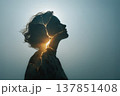 内側から光が差し込む再生のシルエット 自己変革と癒しのコンセプト 137851408