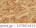 ナチュラルな木材テクスチャ クローズアップ背景素材（OSBボード風） 137851413