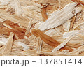 ナチュラルな木材テクスチャ クローズアップ背景素材（OSBボード風） 137851414