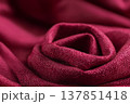 赤い布のドレープテクスチャ 高級感あるファブリック背景（マクロ） 137851418