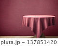 ピンクレッドのテーブルクロスがかかった円形テーブル ミニマルな商品ディスプレイ背景 137851420