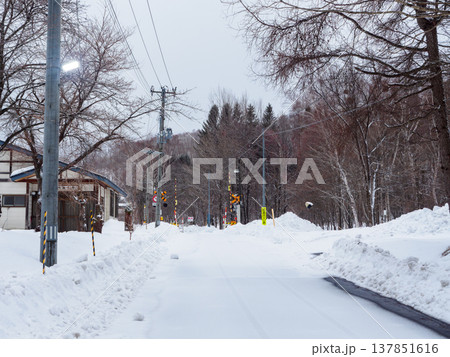 雪の積もった生活道 雪の積もった生活道 137851616