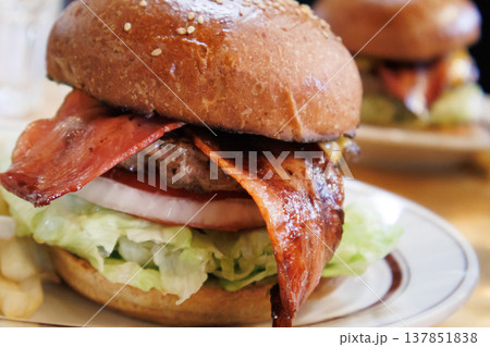旅先で人気店で食べる美味しいハンバーガー 旅先で人気店で食べる美味しいハンバーガー 137851838