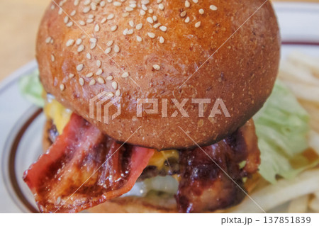 旅先で人気店で食べる美味しいハンバーガー 旅先で人気店で食べる美味しいハンバーガー 137851839