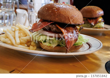 旅先で人気店で食べる美味しいハンバーガー 137851842