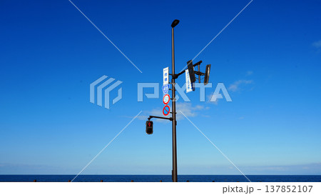 雨晴海岸の交差点信号 137852107