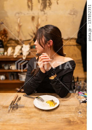 バーで寛ぐ女性 バーで寛ぐ女性 137852351
