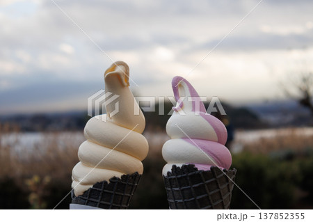 旅先で食べる美味しいソフトクリーム 旅先で食べる美味しいソフトクリーム 137852355