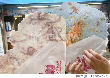 江ノ島の丸焼きたこせんべい 137852473